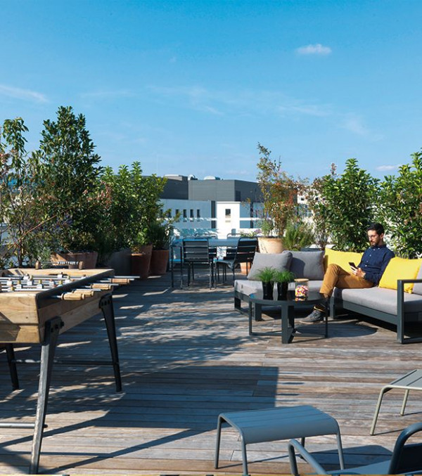 appartement-terrasse-exterieure-coin-detente-baby-foot-lyon