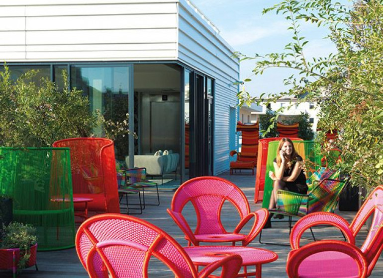 terrasse rooftop mobilier pop et espace detente lyon