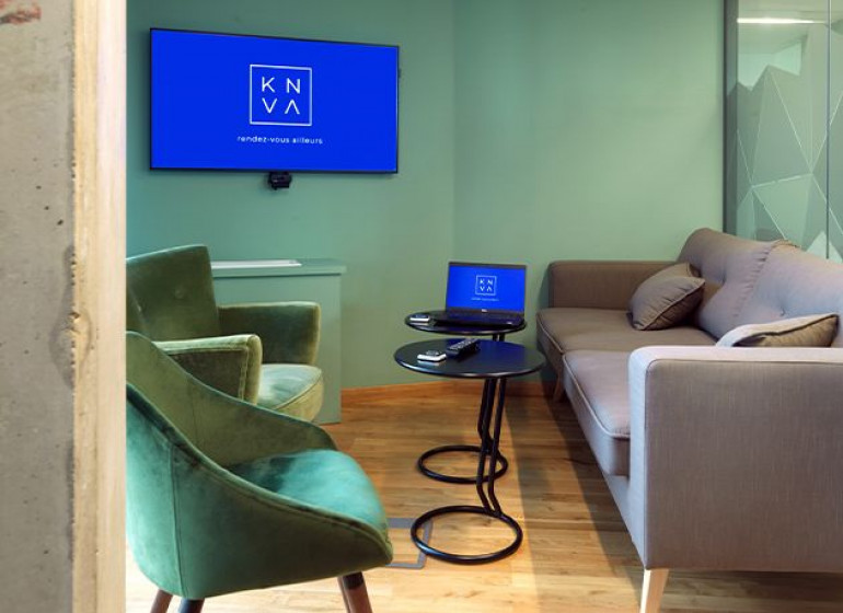 espace salon de reunion avec mobilier confortable et ecran tv