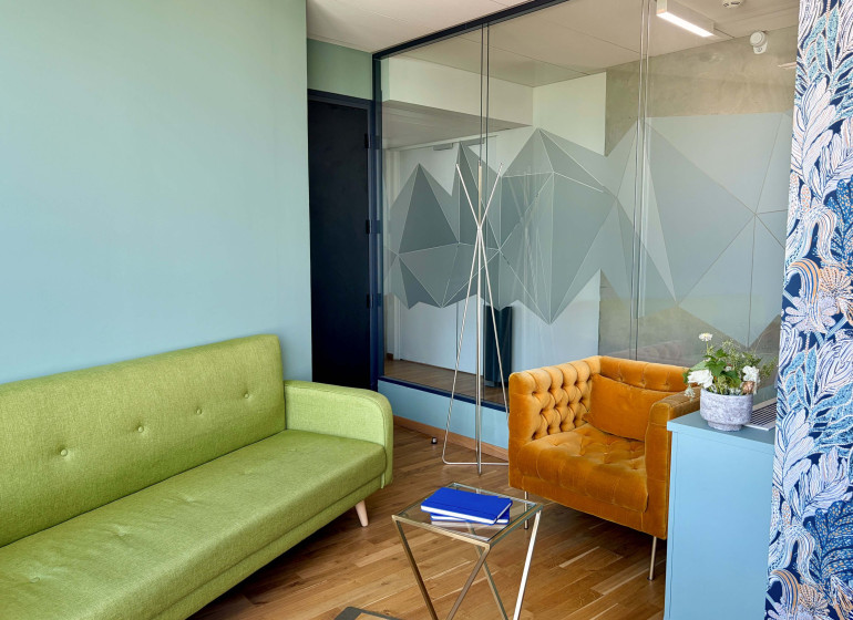fauteuil de reunion dans salon pour 4 personnes